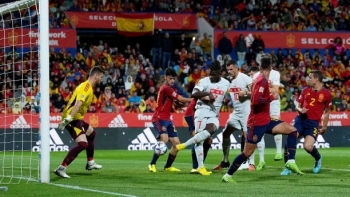 Tây Ban Nha bất ngờ “ngã ngựa” trước Thụy Sĩ