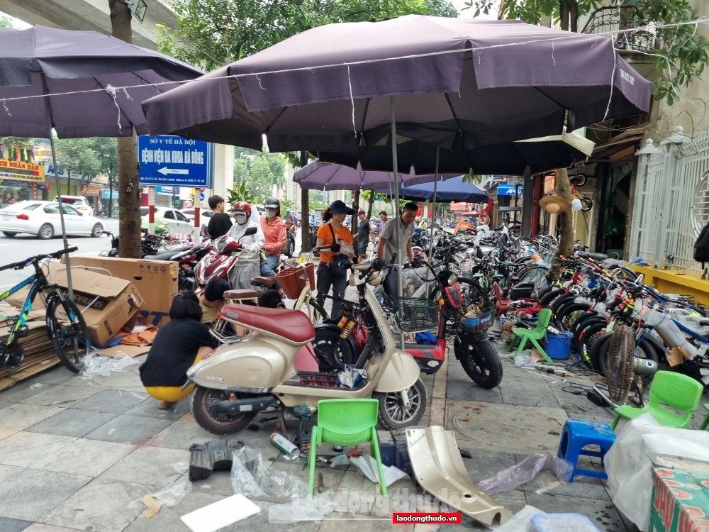 Một cửa hàng bán xe đạp (đối diện Công an phường Quang Trung, Hà Đông, Hà Nội) bày tràn lan ra vỉa hè, ảnh hưởng đến người đi bộ