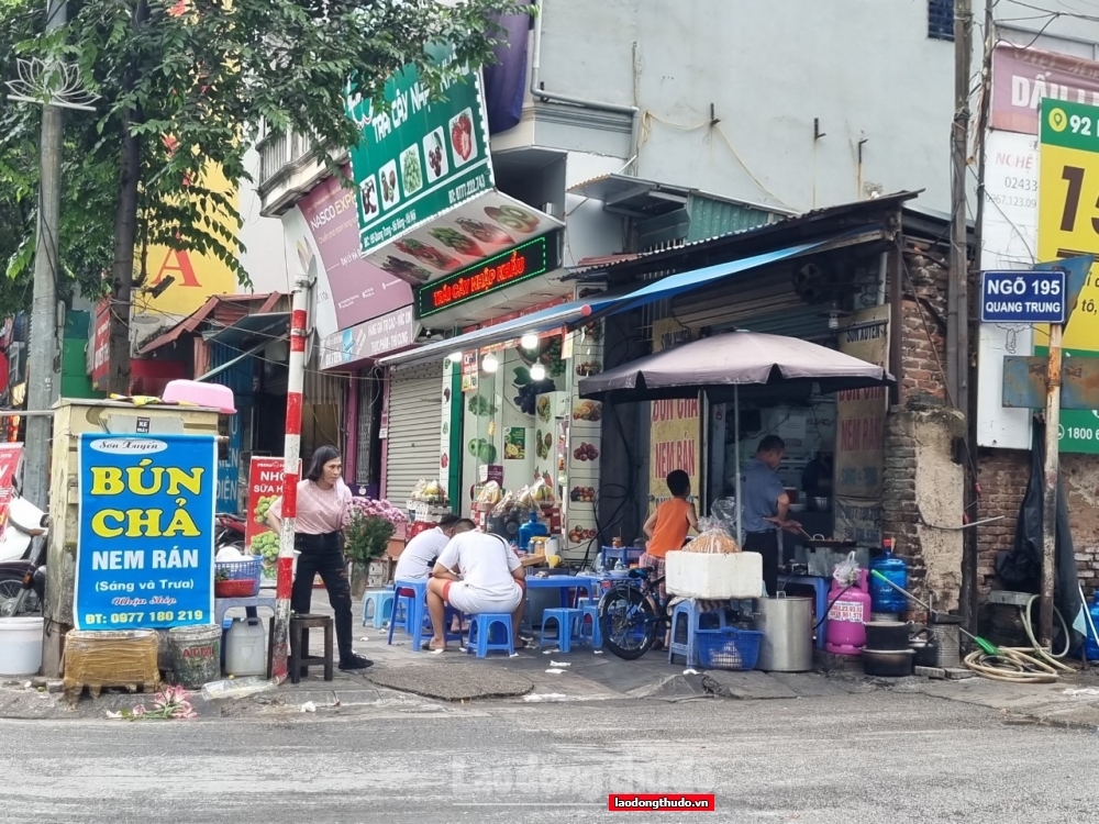 Một cửa hàng ăn uống lấn chiếm vỉa hè trên đường Quang Trung (Hà Đông)