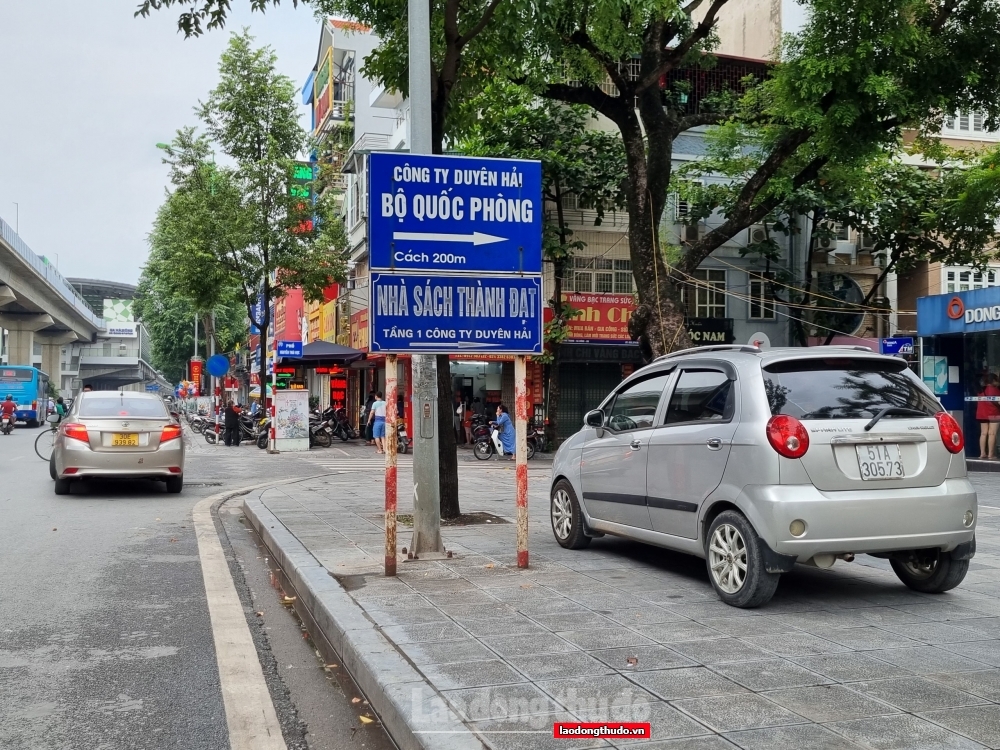 Xe ô tô đỗ ngang nhiên trên vỉa hè tại phường Quang Trung (Hà Đông)