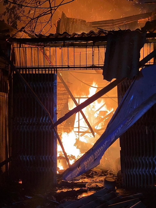 Hà Nội: Cháy lớn trước cổng khu công nghiệp Vĩnh Tuy