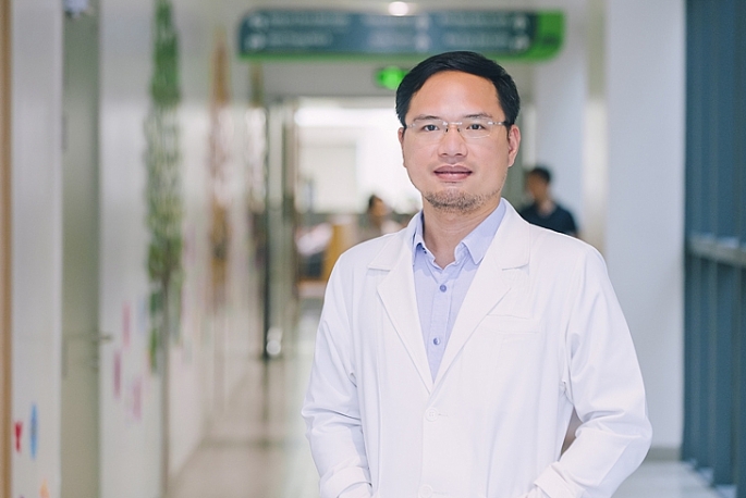 Bác sĩ Nguyễn Thái Bình là một trong những chuyên gia tiên phong điều trị sỏi mật bằng laser - trực tiếp chủ trì ca can thiệp cho bệnh nhân Vân
