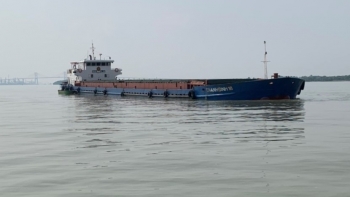 Tàu cá va chạm tàu chở hàng trên sông Cấm, 2 ngư dân mất tích