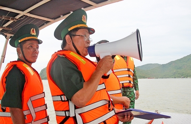 Bộ đội Biên phòng tỉnh Bình Định kêu gọi tàu thuyền tránh trú bão. Ảnh QĐND