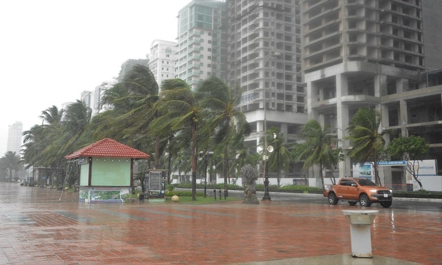 Theo dự báo thì đến rạng sáng 28/9/2022, bão số 4 (Noru) mới chính thức đổ bộ vào đất liền, nhưng từ 15 giờ chiều 27/9, thành phố Đà Nẵng bắt đầu xuất hiện mưa to, gió giật mạnh. (Ảnh: Văn Dũng/TTXVN)