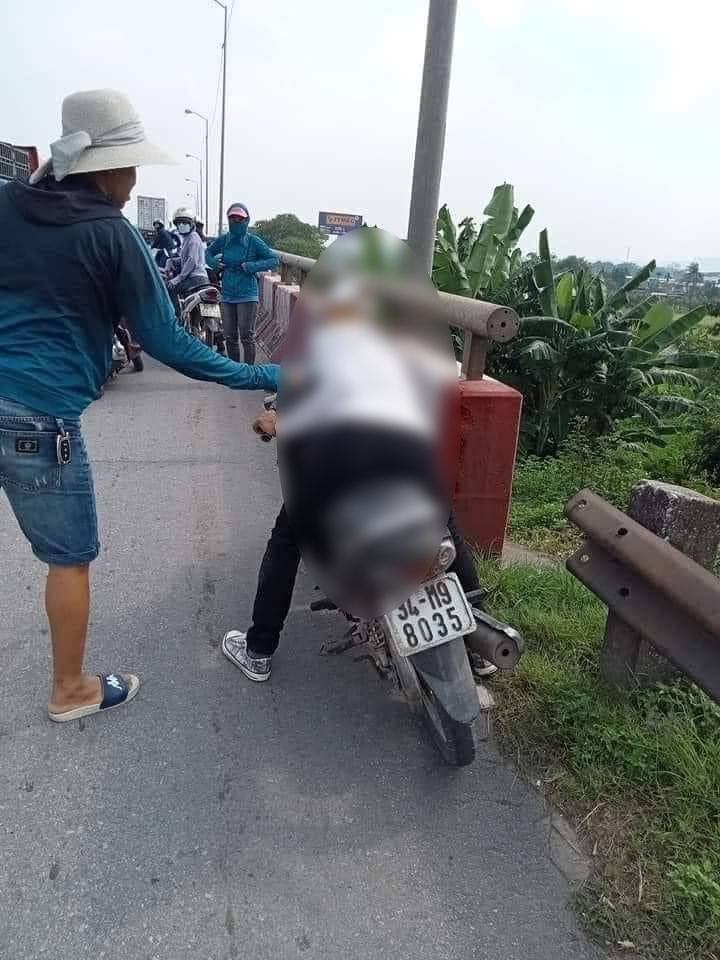 Một người tử vong trong tư thế ngồi trên xe máy tại cầu vượt Quán Toan