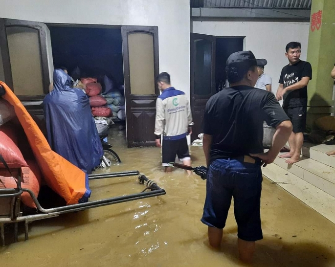 Nghệ An: Người dân đội mưa gia cố đập nước, chạy lũ trong đêm