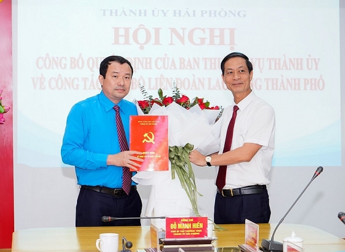 ông Đỗ Mạnh Hiến – Phó Bí thư Thường trực Thành ủy Hải Phòng tặng hoa và trao quyết định cho ông Nguyễn Anh Tuân