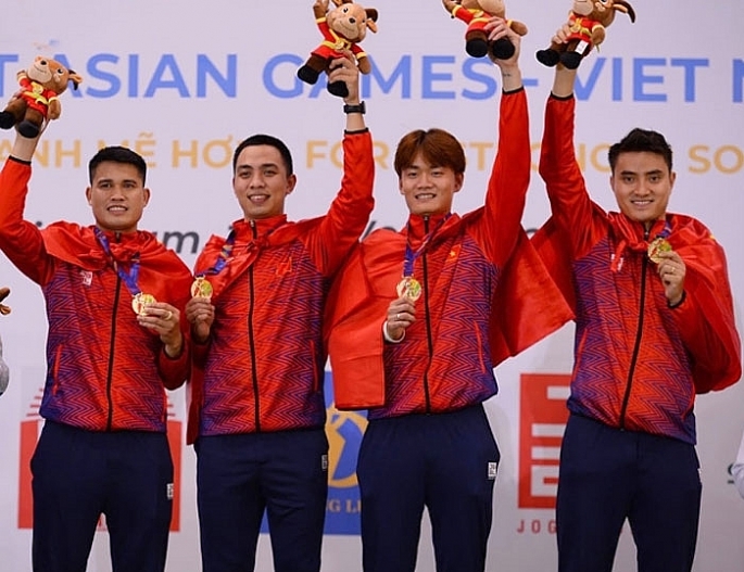 Vũ Thành An và Nguyễn Văn Quyết cùng đồng đội giành Huy chương Vàng nội dung kiếm chém nam đồng đội tại SEA Games 31