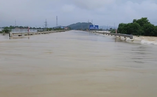 Tạm đóng đường quốc lộ 1A đoạn qua Hà Tĩnh vì ngập sâu