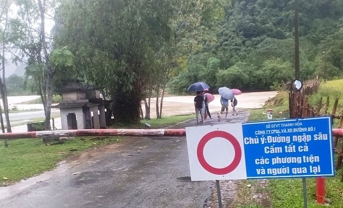 Mưa lớn gây ngập lụt tại một số tuyến đường trên địa bàn huyện Thường Xuân