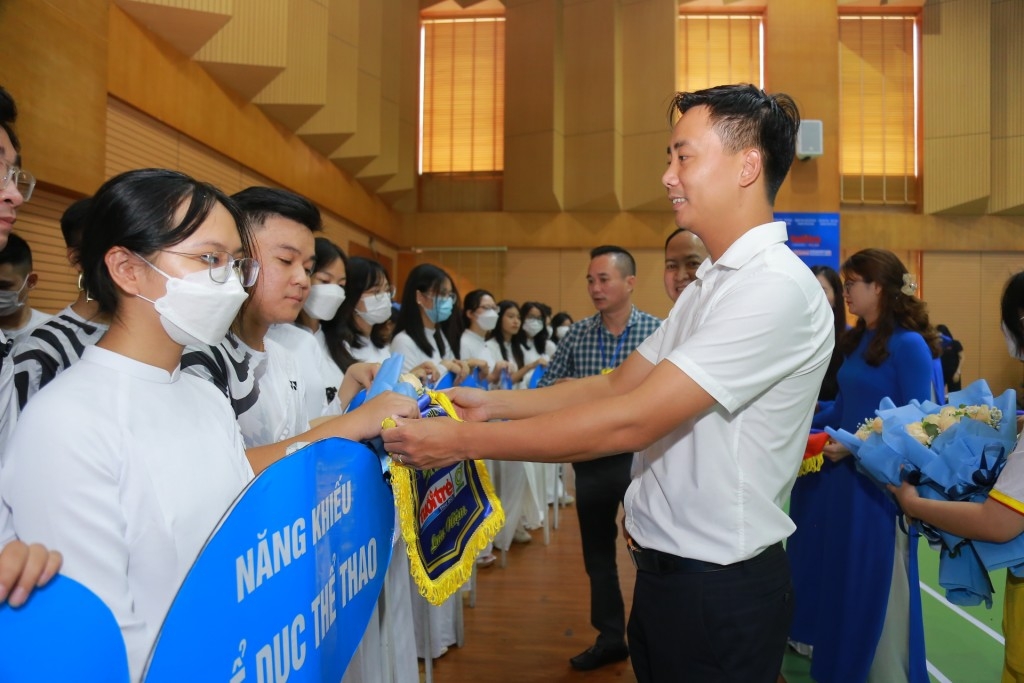Ủy viên BCH Trung ương Đoàn, Phó Bí thư Thường trực Thành đoàn Hà Nội Nguyễn Đức Tiến tặng hoa các vận động viên tham gia thi đấu