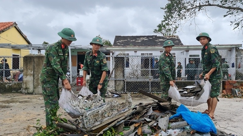  LLVT tỉnh Thừa Thiên Huế khắc phục hậu quả bão số 4 tại huyện Phú Vang (Thừa Thiên Huế). Ảnh: MINH TÚ
