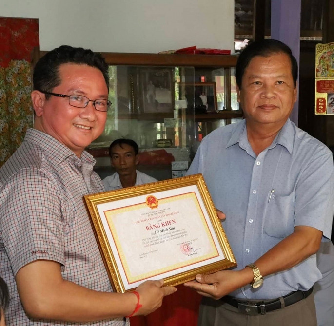 Ông Hồ Minh Sơn nhận bằng khen của Chủ tịch UBND tỉnh Bến Tre năm 2019