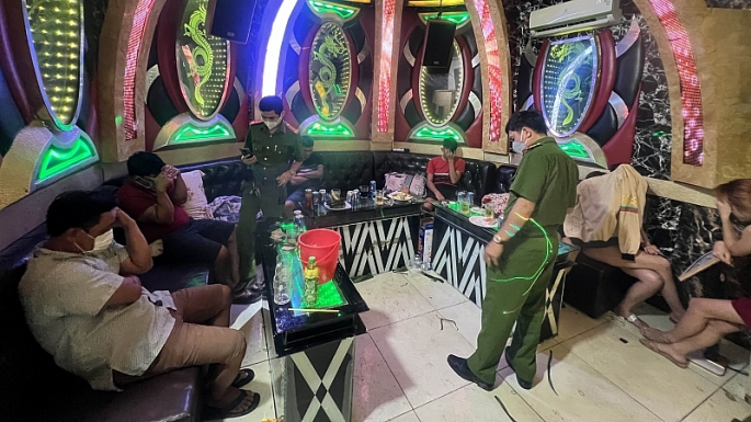 Lực lượng chức năng kiểm tra quán karaoke Luxury Hồng Phúc