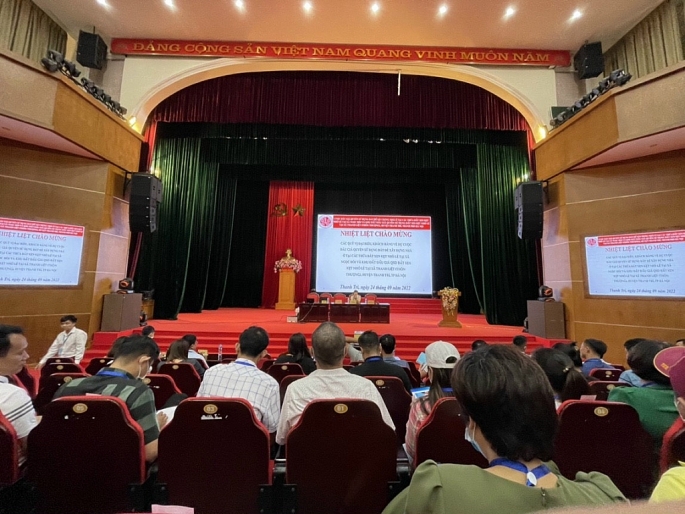 Quang cảnh phiên đấu giá đất được tổ chức tại huyện Thanh Trì