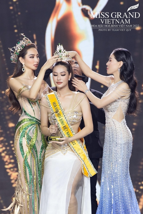 Với phần thi ứng xử thuyết phục, Đoàn Thiên Ân xuất sắc đoạt vương miện Hoa hậu Hòa bình Việt Nam 2022