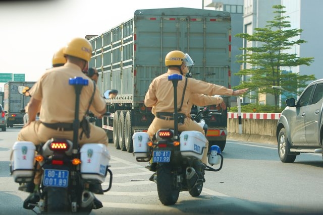 Lực lượng CSGT ghi hình và xử phạt phương tiện vi phạm trên đường vành đai 3 Hà Nội - Ảnh: Cục CSGT
