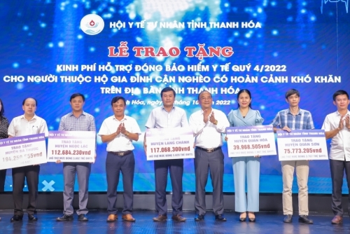 Trao hơn 26.000 thẻ BHYT cho hộ gia đình cận nghèo