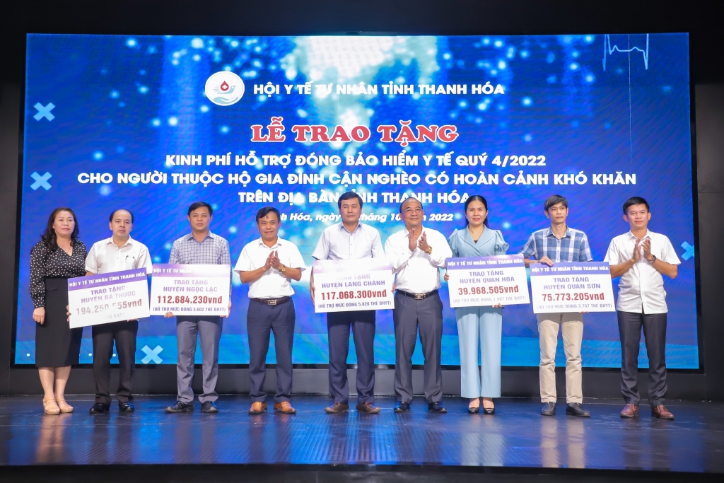 Lãnh đạo Hội Y tế tư nhân tỉnh Thanh Hóa trao kinh phí mua bảo hiểm xã hội cho hộ gia đình cận nghèo tại 5 huyện