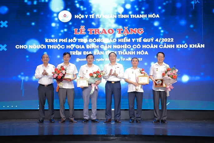 Lãnh đạo Hiệp hội Bệnh viện tư nhân Việt Nam trao kỷ niệm chương cho 4 cá nhân có đóng góp vì sự phát triển y tế tư nhân