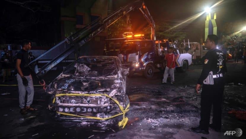 Xe ô tô cảnh sát ở sân vận động tại Malang, nơi chứng kiến thảm kịch bị thiêu rụi. Ảnh: AFP