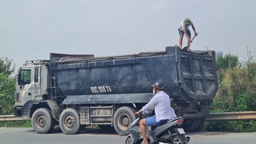 Xử phạt xe cơi nới thành thùng tại huyện Gia Lâm