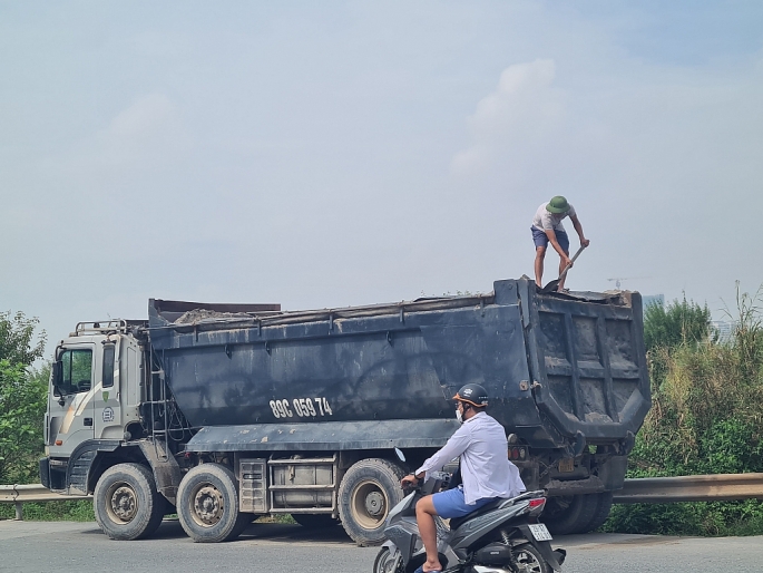 Xử phạt xe cơi nới thành thùng tại huyện Gia Lâm
