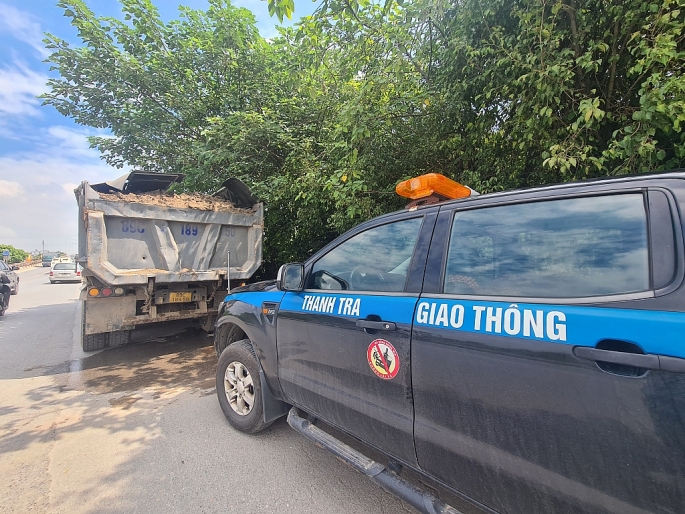 Xử phạt xe cơi nới thành thùng tại huyện Gia Lâm