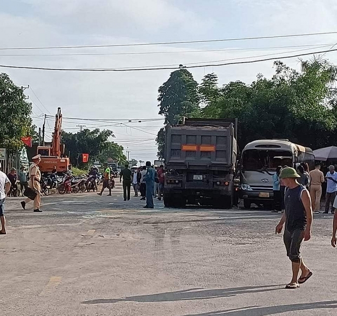 Nghệ An: Xe chở công nhân gặp tai nạn khiến nhiều người bị thương