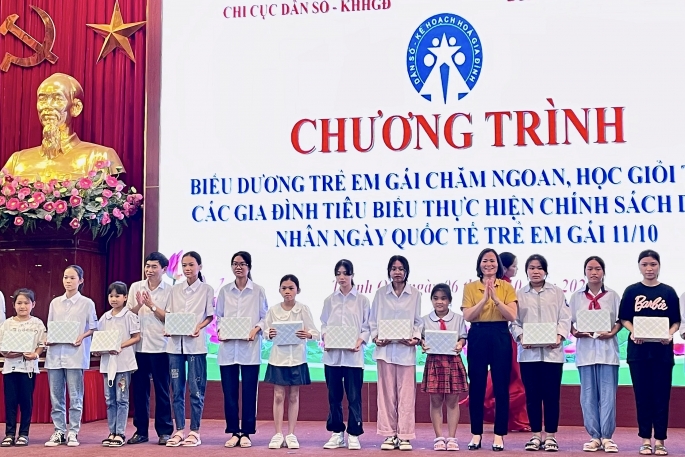 Huyện Sóc Sơn và Thanh Oai tổ chức gặp mặt, biểu dương trẻ em gái nhân ngày Quốc tế trẻ em gái 11/10