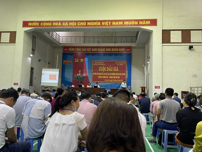 Đông đảo khách hàng tham gia cuộc đấu giá quyền sử dụng đất tại huyện Thanh Oai