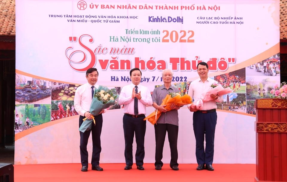 Phó Chủ tịch UBND TP Hà Nội Chử Xuân Dũng tặng hoa chúc mừng BTC.