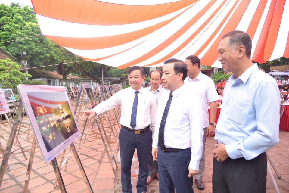 Phó Chủ tịch UBND TP Hà Nội Chử Xuân Dũng tham quan triển lãm.