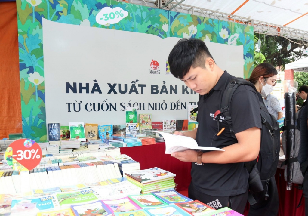 Hội sách Hà Nội thu hút đông đảo giới trẻ