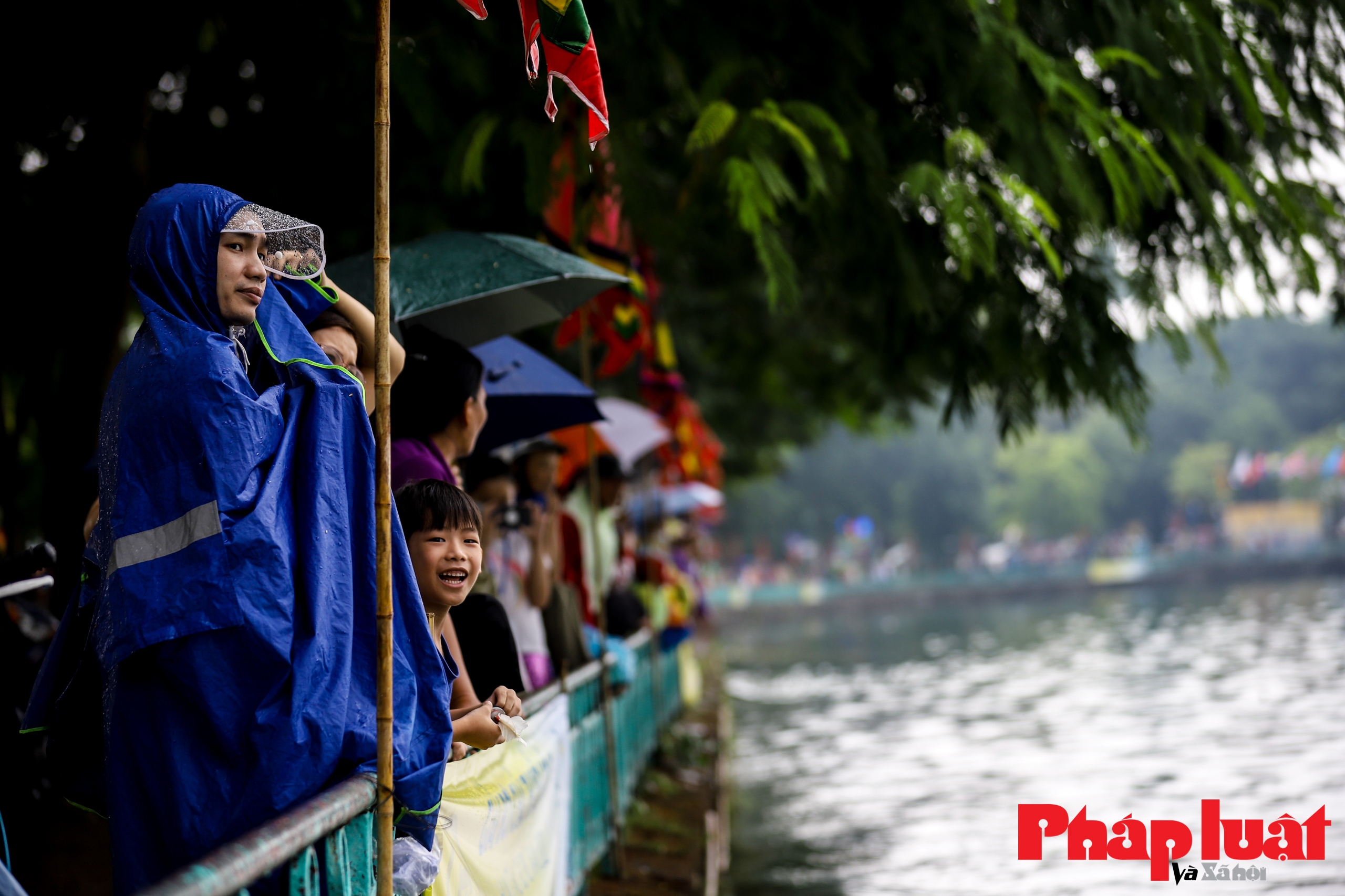 Người Hà Nội đội mưa xem Bơi chải thuyền rồng trên Hồ Tây