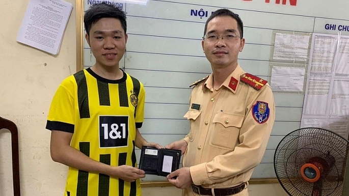 CSGT Hà Nội trao trả chiếc ví cho người dân đánh rơi