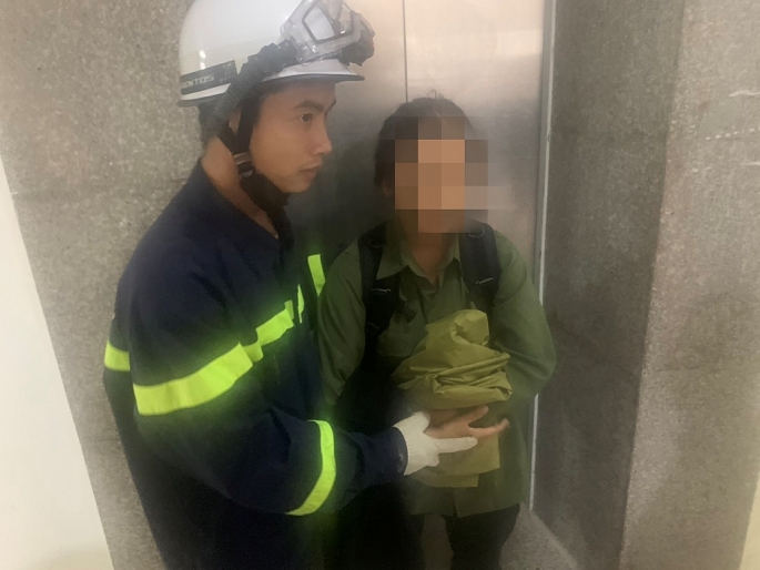 Lực lượng PCCC kịp thời giải cứu bé gái mắc kẹt trong thang máy