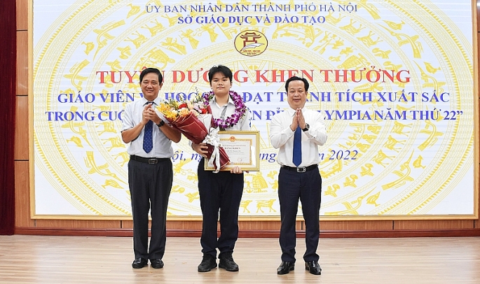 Em Vũ Nguyên Sơn - học sinh trường THPT chuyên Hà Nội -Amsterdam được TP Hà Nội tuyên dương, khen thưởng