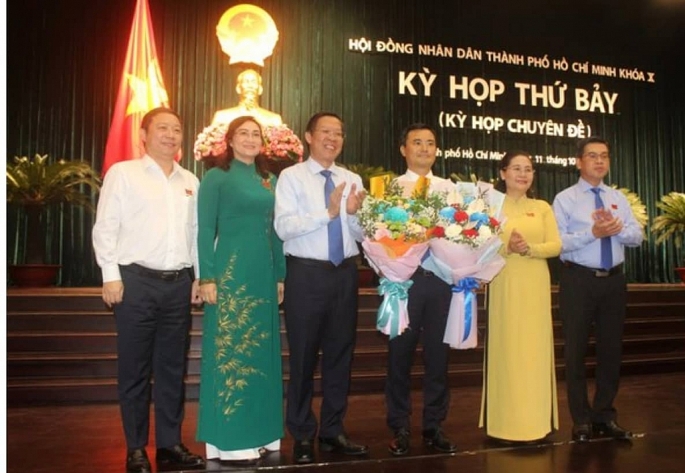 Chủ tịch UBND TPHCM Phan Văn Mãi tặng hoa chúc mừng tân Phó Chủ tịch UBND Thành phố Bùi Xuân Cường