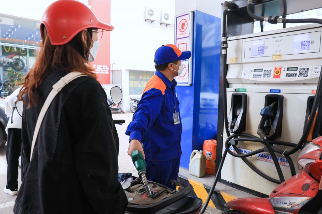 Xăng dầu đồng loạt tăng giá trở lại sau 4 phiên giảm