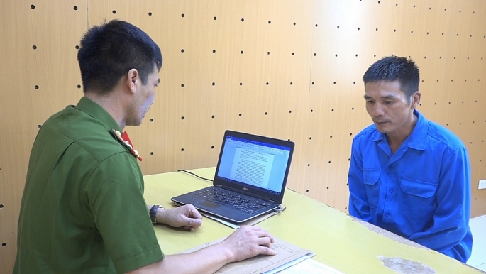 Cán bộ Công an làm việc với Nguyễn Thành Trung