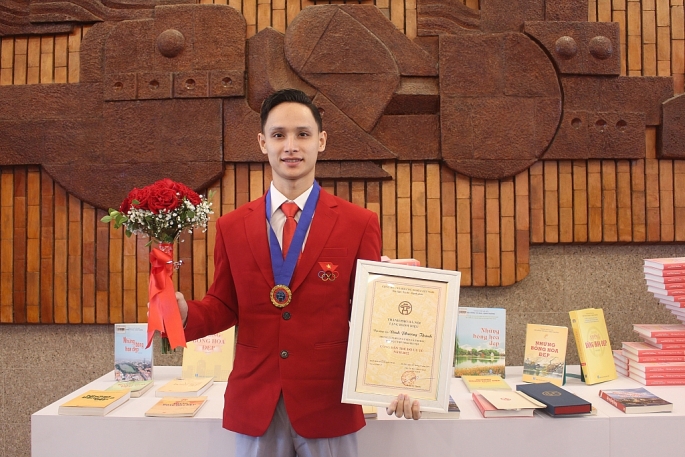 VĐV Đinh Phương Thành nhận danh hiệu “Công dân Thủ đô ưu tú” năm 2022