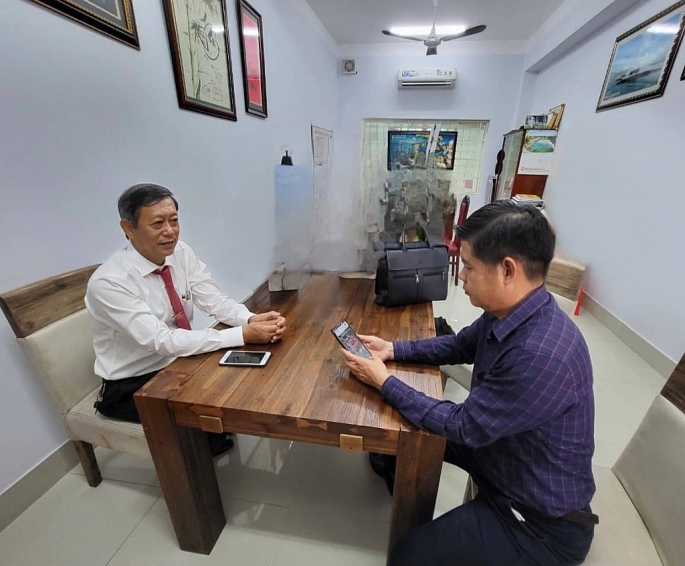 Ông Trịnh Vĩnh Thanh - Trưởng Phòng Giáo dục và Đào tạo quận Gò Vấp đang đổi với phóng viên