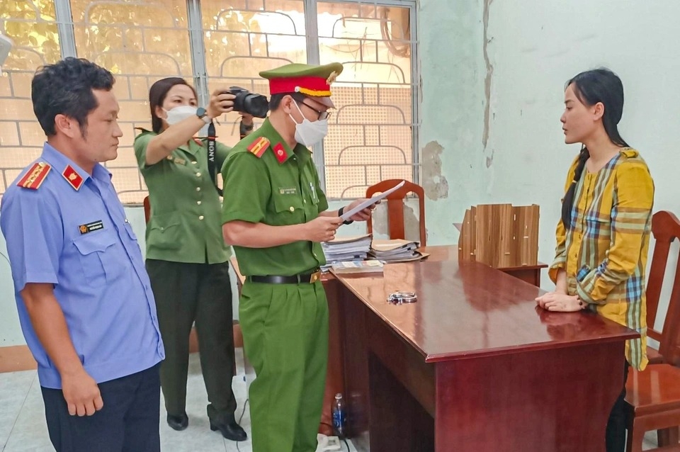 Cảnh sát tống đạt các quyết định tố tụng đối với Ninh Thị Vân Anh. Ảnh: T.T.