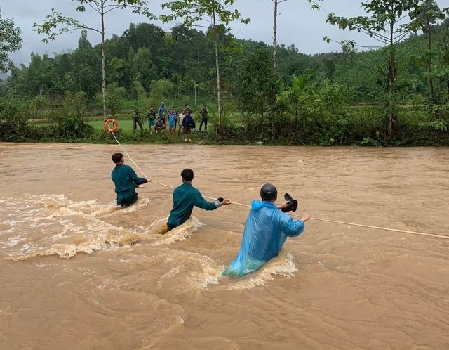Lực lượng vũ trang giúp dân vượt sông tránh lũ, sạt lở đất
