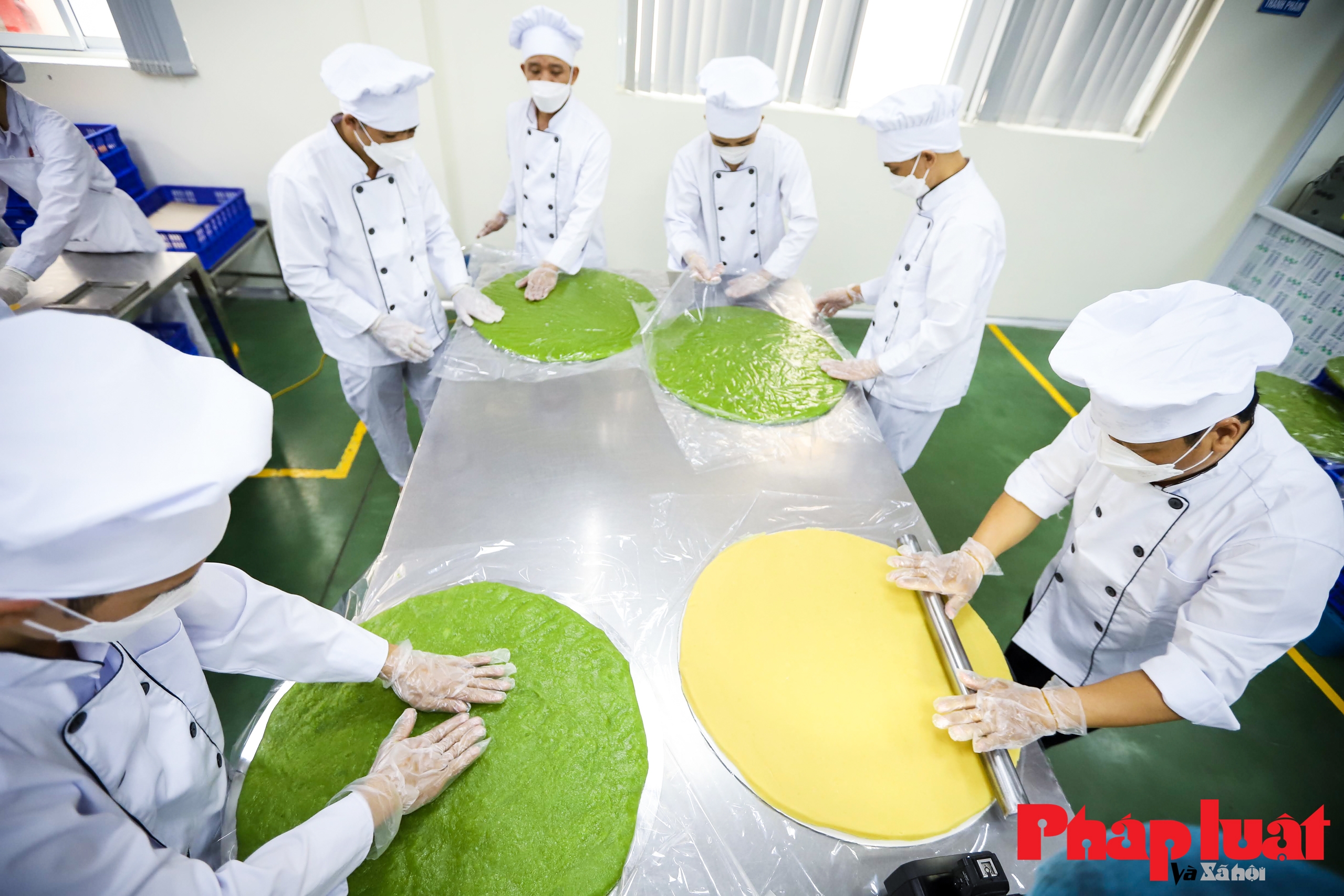 Cận cảnh công đoạn sản xuất cặp bánh cưới kỷ lục Việt Nam