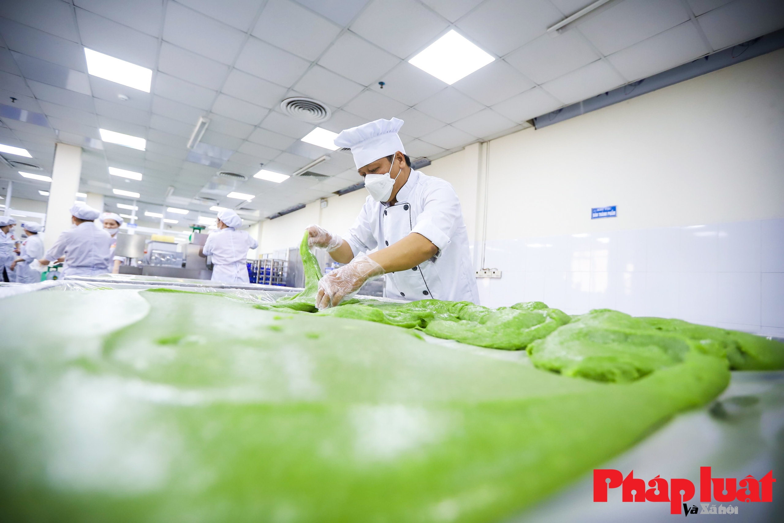 Cận cảnh công đoạn sản xuất cặp bánh cưới kỷ lục Việt Nam
