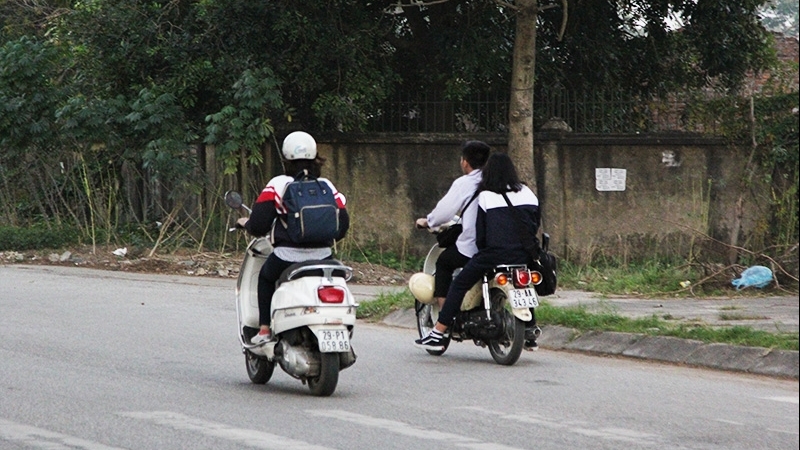 Tiềm ẩn nhiều rủi ro trước tình trạng học sinh THPT đi xe máy tới trường
