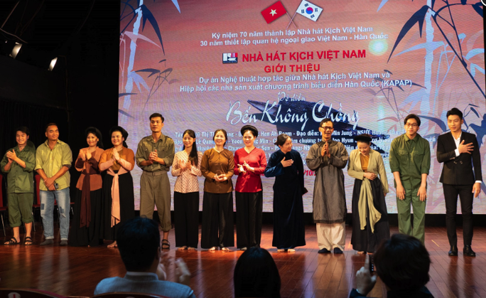 Tiểu thuyết "Bến không chồng" lên sân khấu Việt, Hàn